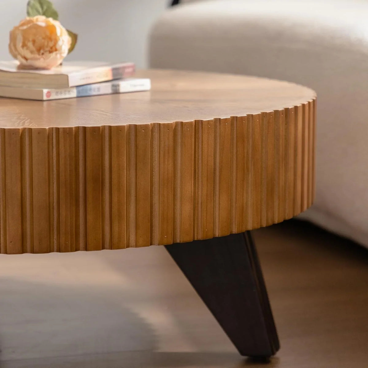 35" Contemporary Round Coffee Table, Coffee Tables Blending Traditional Decor, Solid Wood Center Table for Living Room, Natural